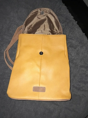  Neuer ockerfarbener Rucksack aus Glattlederart mit hellbraunen Details in Wildlederart  Bild 3