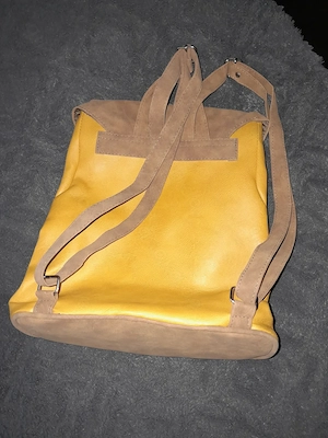  Neuer ockerfarbener Rucksack aus Glattlederart mit hellbraunen Details in Wildlederart  Bild 2