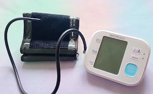 Digitales Oberarm-Blutdruckmessgerät von Healthkeep   Top Zustand