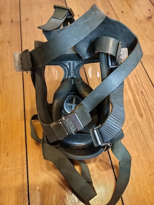 Militaria Bundeswehr Gasmaske mit Filterpatrone und Feldtasche Bild 3