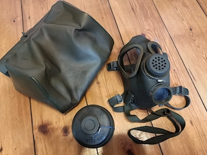 Militaria Bundeswehr Gasmaske mit Filterpatrone und Feldtasche