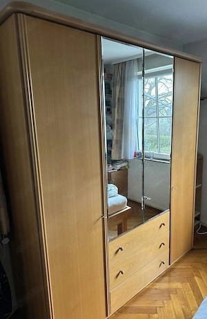 Schöner Kleiderschrank aus Holz mit Spiegel