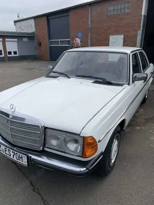 Mercedes-Benz 200 W123