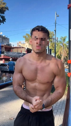 32 Jahre alt, schwul, sehr aktiver Sportler, erfahren, aber enthusiastisch,