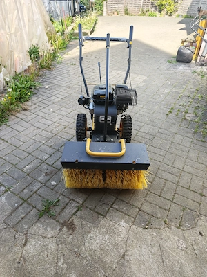 Kehrmaschine mit Schneeschild 