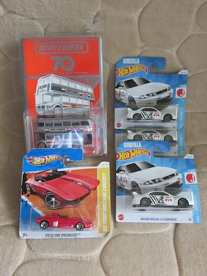 Hot Wheels - Nissan Skyline Godzilla * 62 Ford Mustang Concept * Matchbox 70 Years Routemaster