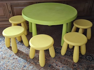 Mammut Kindertisch mit 5 Stühlen von IKEA.