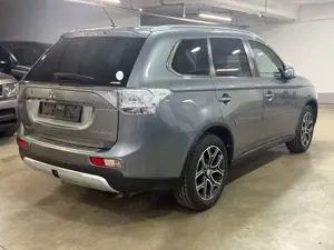 Mitsubishi Outlander 4WD 7Sitzer~Leder~Xenon~Klima~Automatik Bild 2