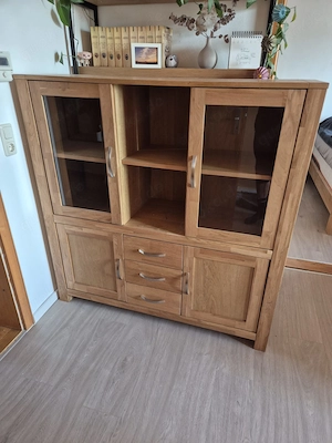 Vitrine von Jysk 2 Jahre alt (Teilmassivholz Eiche) 