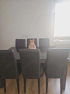 Tisch mit Stuhl