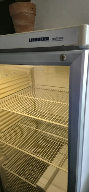 1,60m großer beleuchteter Party-Kühlschrank mit Isolier-Glastür (LIEBHERR)