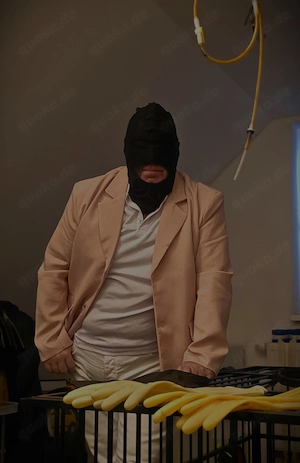 Devoter unterwürfiger Mann sucht gepflegte Strenge Dominante Dame n 18 - 70j.