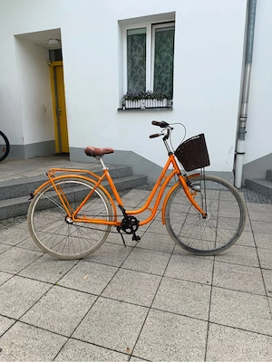 Orange Damen Fahrrad mit Korb   Ideal für die Stadt