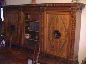 Antiker Wohnzimmerschrank