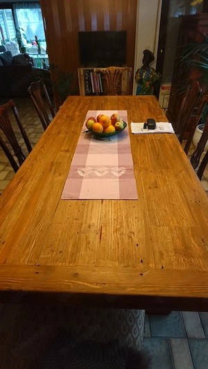  Massiver rustikaler Esstisch für das perfekte Dinner in der Gruppe