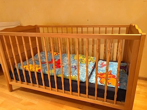 Kinderbettchen braun