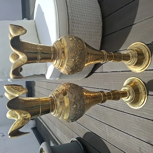 Terrassensessel und zwei Messingvasen