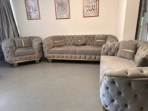     Luxuriöse Chesterfield Sofa Garnitur 3+2+1 Samt Grau Gold