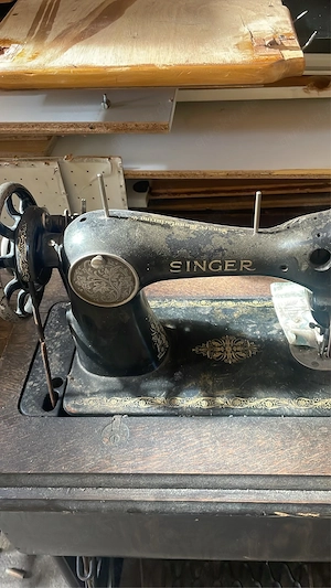 Alte Singer Tretnähmaschine mit Originalgestell