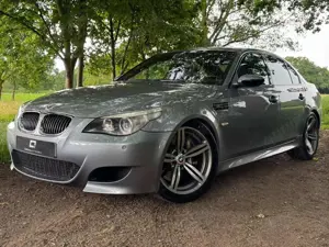 BMW M5 V10 Silbergrau Xenon Leder Navi HUD HR