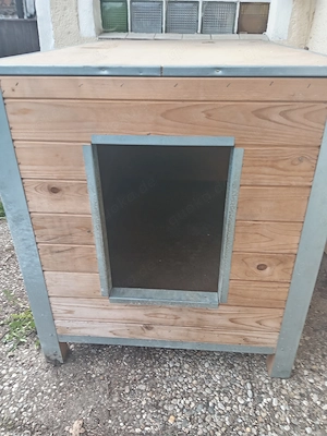 Isolierte Hundehütte 