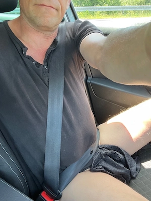 Lust auf Mitfahrt im Naked Taxi für Girls?
