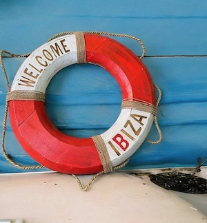 Handgefertigter Rettungsring Welcome IBIZA 50 cm Holz Rot Weiß, Stranddeko, Strandgut