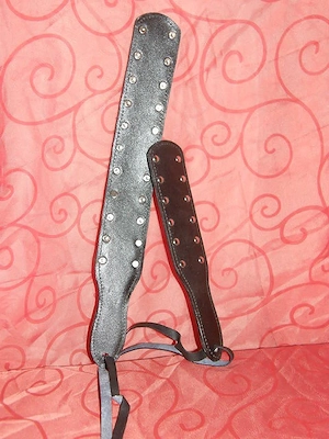 Dom bietet neugierigen W oder Paaren Spanking, BDSM ..........