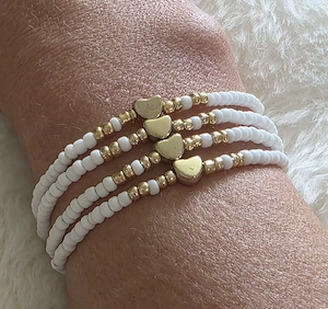 4 Stück - weiße Armbänder mit goldenem Herz 