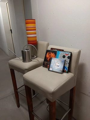 2 Barhocker Tischlampe Gießkanne DVD 