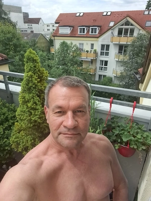 Suche XXL Schwanz der mich fickt und den ich blasen darf