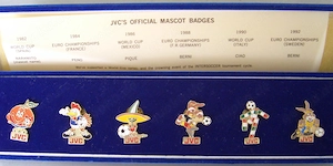 Seltene JVC' S  Official Mascot Badges von 1982 bis 1992