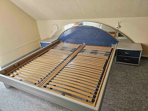 Bett mit Falttürenschrank und Kommode