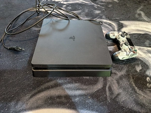Ps4 mit Controller und Spielen 