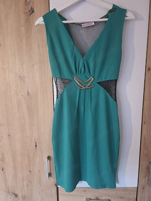 elegantes gruenes partykleid mit netz-details