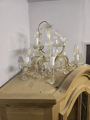 Vitrine aus Holz + Kronleuchter