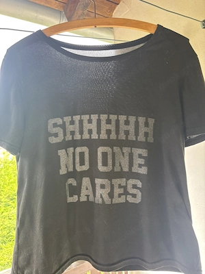 Schwarzes Crop Top "Shhhh No One Cares"