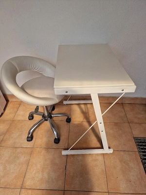 Schreibtisch mit Stuhl zu verschenken 