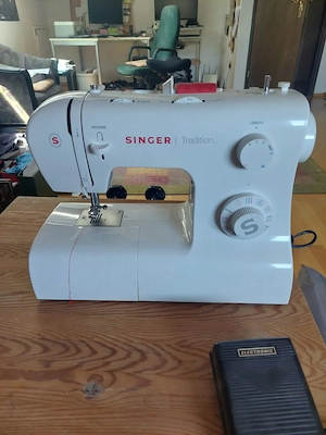 Einfache Nähmaschine: Singer Tradition 