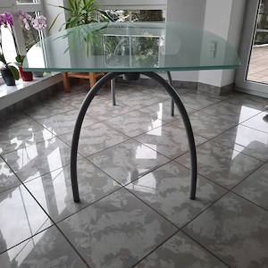Glastisch mit Metallbeinen