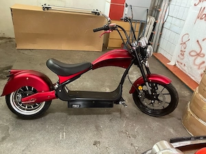 E-Chopper, top, mit Helm und Zulassung