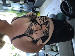 Bin eine Mollige Milf und brauche mal wieder einen guten Schw.......