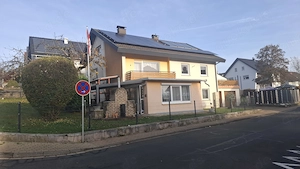 Großzügiges Wohnhaus mit Einliegerwohnung, Garten und Pool