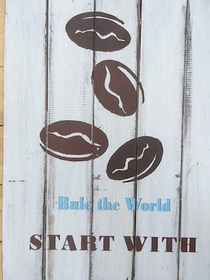 Holzbild Rule the World Start with Coffee stilvolle Wanddeko für Kaffee Fans
