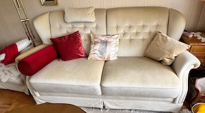 Hochwertiges, neues 2 Sitzersofa, sehr stabiles Fundament. 