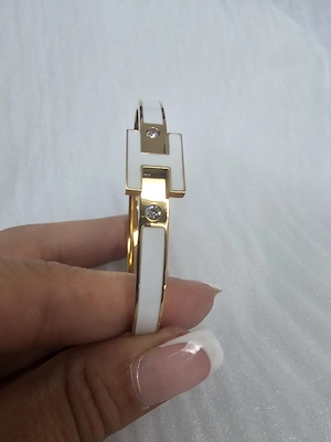 Eleganter Damen-Armreif in Goldoptik mit weißen Details & Zirkonia-Steinen