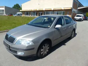 Skoda Octavia 1.6 FSI Limousine Klima Tempomat AHK Radio USB AU