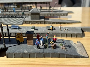 Spur H0 1:87 Konvolut Bahnsteige mit vielen Details und über 70 Figuren 