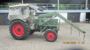 Schlepper Fendt Farmer 2DE mit Zubehör