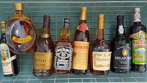 12 Flaschen alte Brandys, Cognacs, Whiskeys ... 